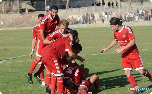 החברים חוגגים יחד איתו (אבי רביבו)